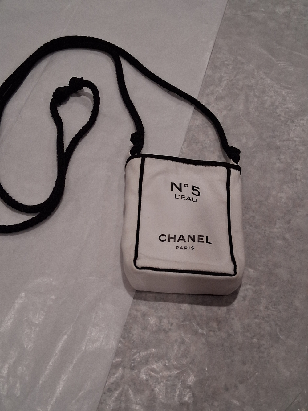 Chanel GWP N°5 L'EAU Mini Crossbody Bag - White with Black Trim Preloved .